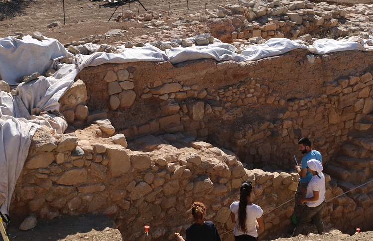 
														
														Kiprdan Nefertiti davrida yasalgan tilla taqinchoqlar topildi (foto)
														
														