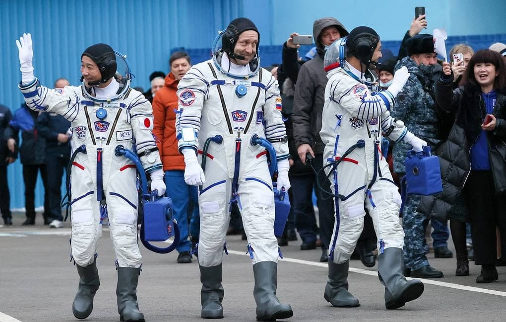 
														
														Bir kosmonavt va ikki yapon sayyohi bo‘lgan “Soyuz MS-20” qozoq cho‘llariga qo‘ndi
														
														