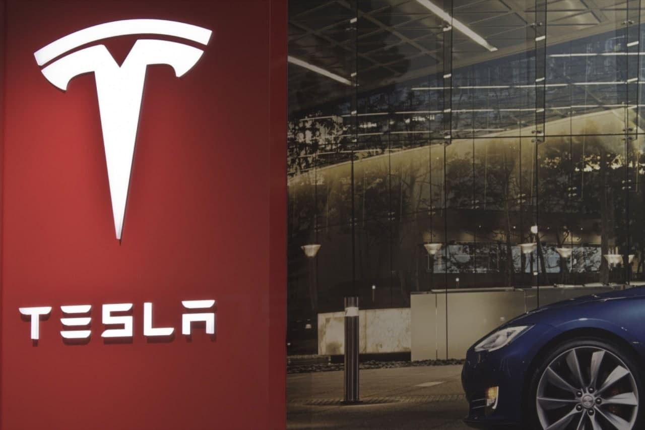 
														
														Tesla nosozliklar tufayli qariyb 500 mingta elektromobilini “chaqirib oladi”
														
														