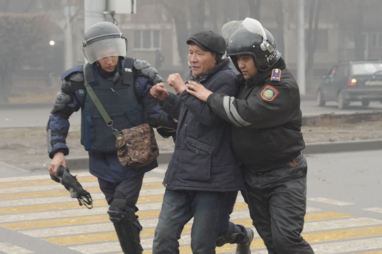 Протесты и чрезвычайное положение в казахстане. Протесты в Казахстане. Протесты в Казахстане 2022 столкновения с полицией. Задержание военнослужащего. Антитеррористическая операция в Алматы.