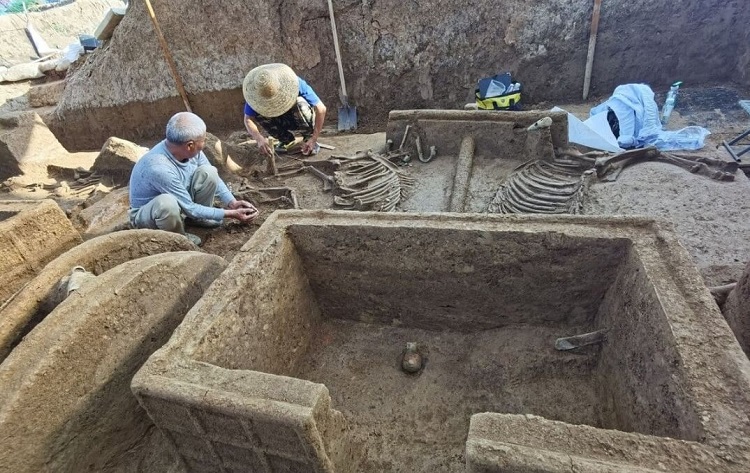 Хитойлик археологлар бундан 3000 йил аввал тириклайин кўмилган аскарлар қабрини топишди