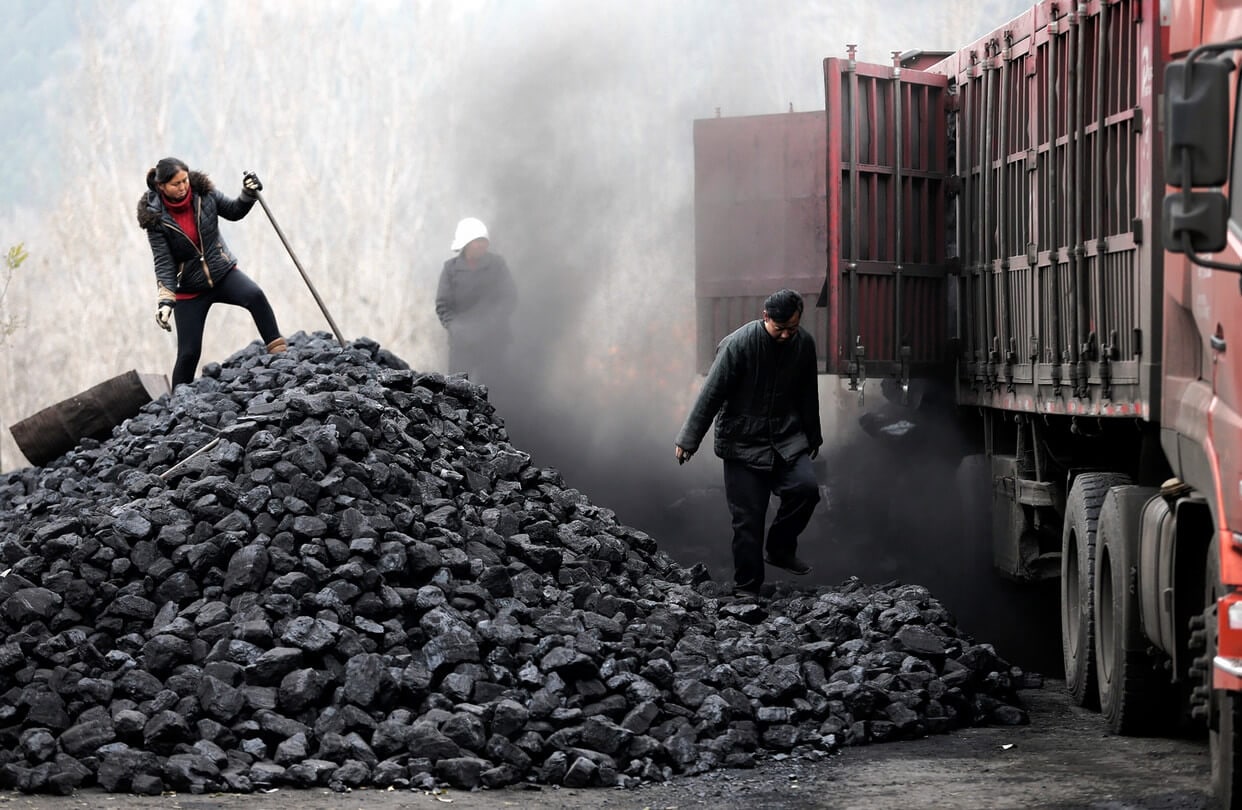 Ведется добыча каменного угля. Уголь в Кыргызстане. Поставки угля. Добыча угля.