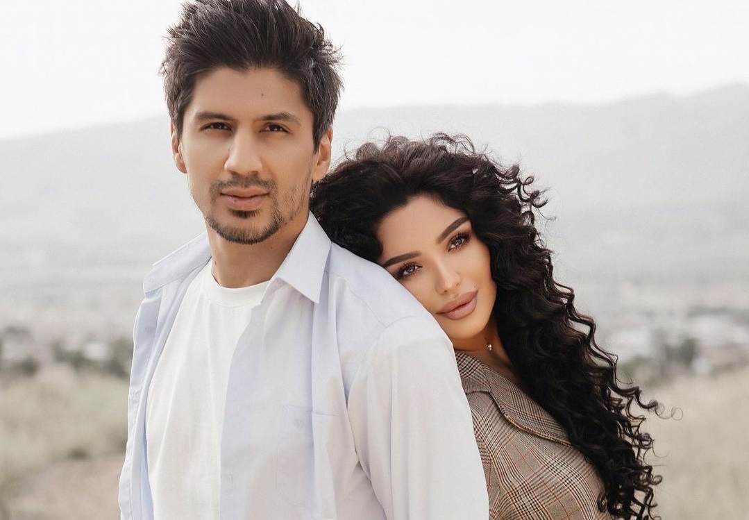 Ginekologda ikki qiz