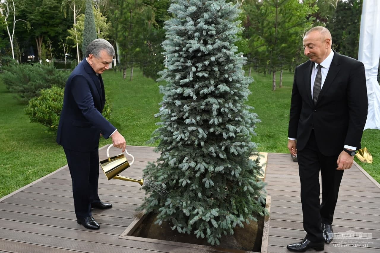 
											
											Mirziyoyev va Aliyev ko‘chat o‘tqazdilar (foto)
											
											