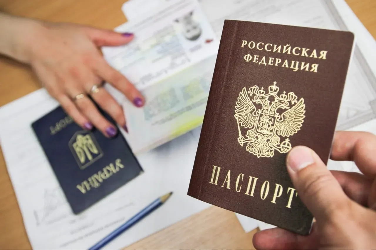 
											
											“Biz birodarlarmiz, biz slavyanlarmiz”: ukrainaliklar Rossiya pasportini imtihonsiz olishlari mumkin
											
											
