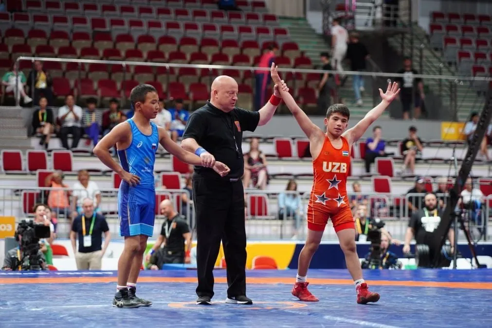 Xotin oyoqlarini paypoqda yoydi Porno buvilar bolsin