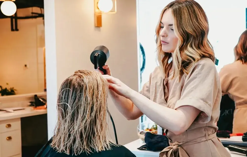 Xizmatkor va keksa bekasi ishtirokida erotik porno tomosha qiling