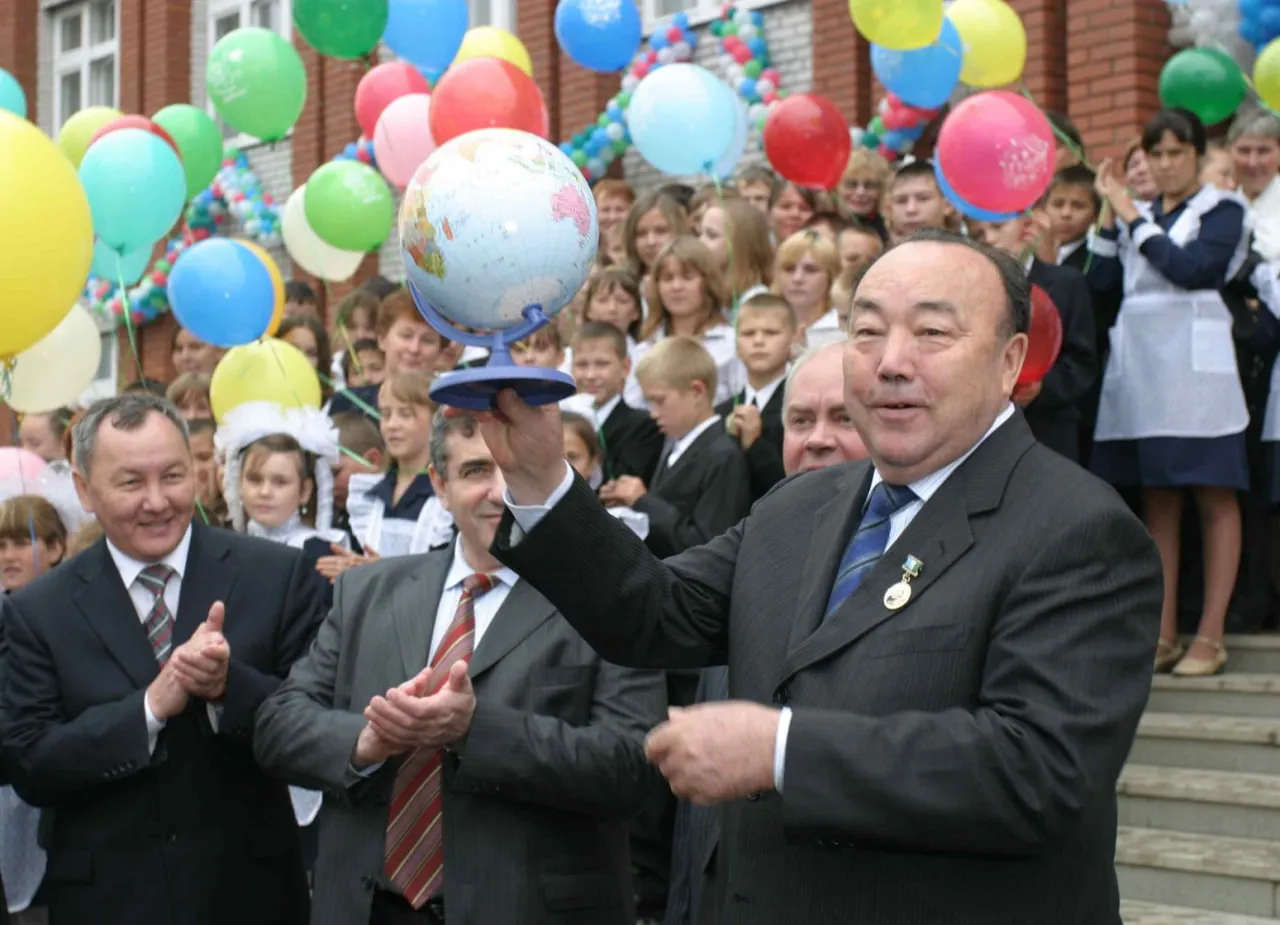 BBW sik Sportchi qiz oz murabbiyini jinsiy aloqaga jalb qildi.