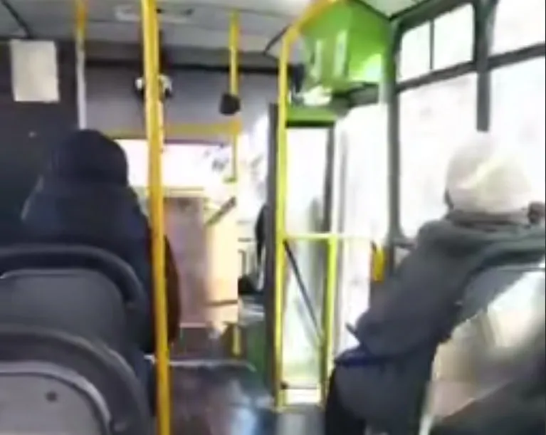 
											
											Toshkentda avtobus eshigi ochiq holda harakatlandi
											
											