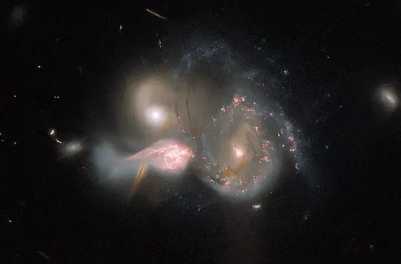 
											
											“Хаббл” телескопи тўқнашаётган учта галактикани суратга олди
											
											
