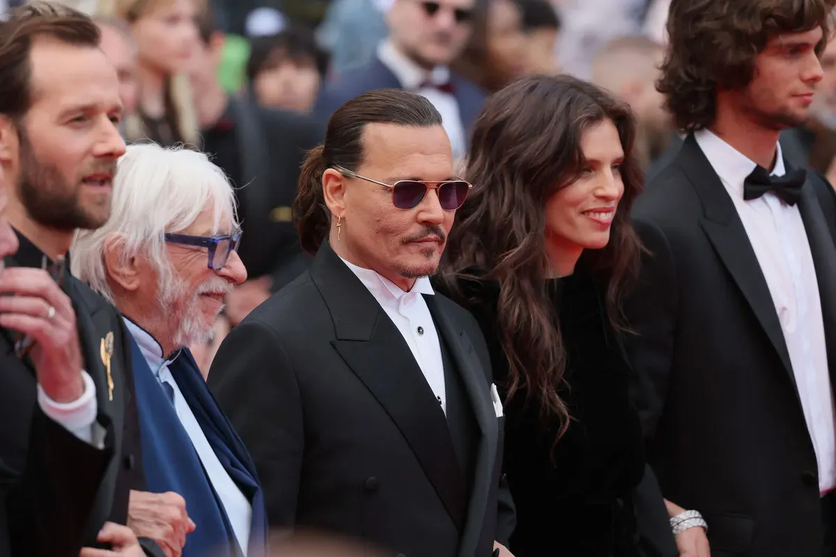 
											
											Jonni Depp kinofestivalda 7 daqiqalik olqishga sazovor bo‘ldi
											
											