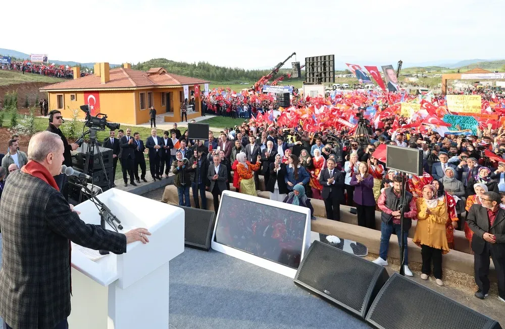 
											
											Turkiya prezidenti o‘tgan yilgi zilzila qurbonlariga uy kalitlarini topshirdi
											
											
