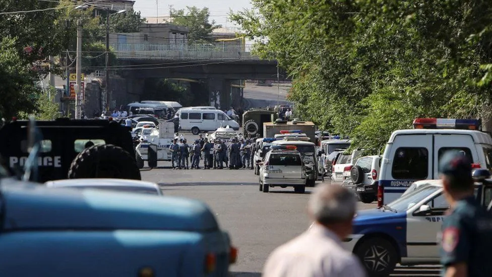 
											
											Armaniston poytaxti Yerevandagi politsiya bo‘limi binosida granata portladi
											
											
