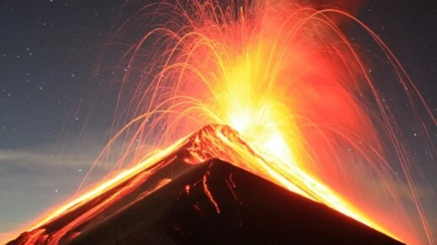
											
											Гватемаладаги Фуэго вулқонини чақмоқ урди
											
											