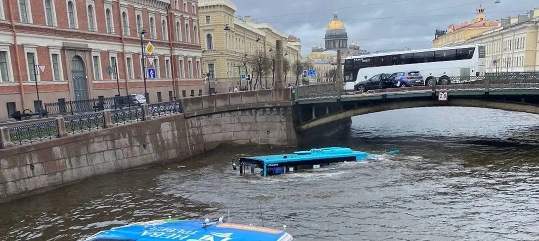 
											
											Петербургда ичида одамлар бўлган автобус дарёга тушиб кетди
											
											