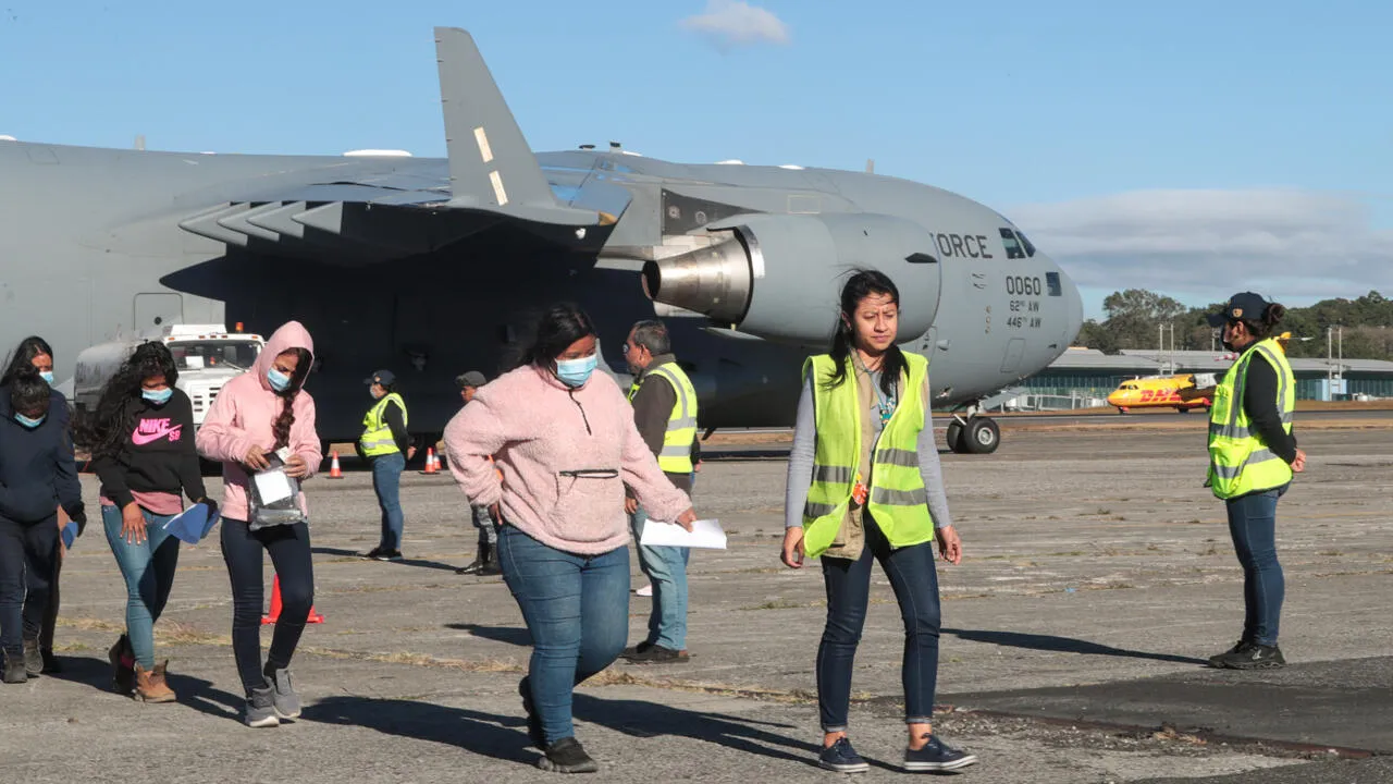 
											
											Kolumbiya AQShdan migrantlarni olib kelayotgan samolyotlarning mamlakatga qo‘nishiga taqiq qo‘ydi
											
											