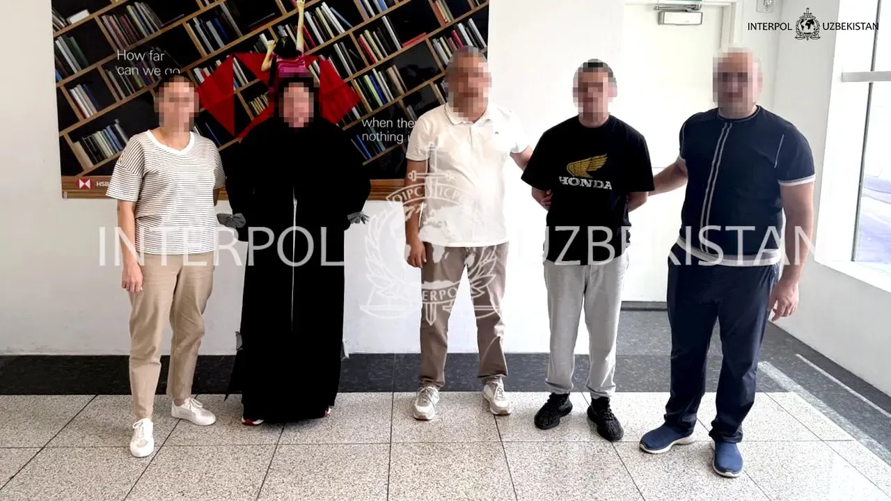 
											
											Халқаро қидирувда бўлган икки ўзбекистонлик БААдан экстрадиция қилинди
											
											