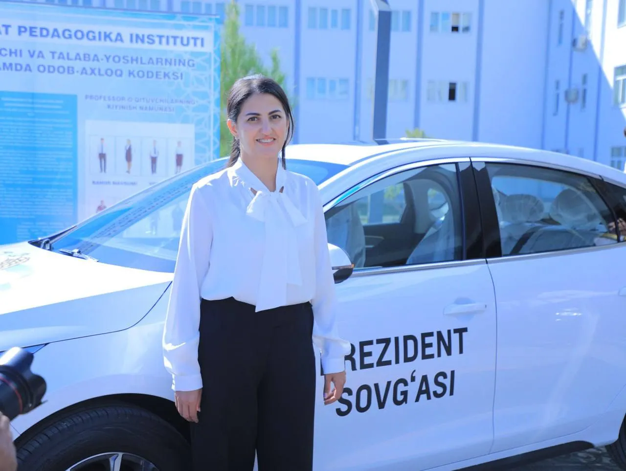 
											
											Prezident Namangan va buxorolik ikki nafar o‘qituvchiga mashina sovg‘a qildi
											
											