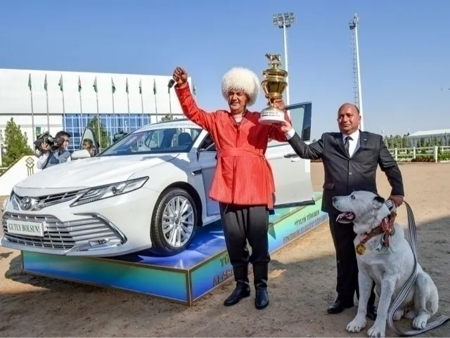 
														
														Сердар Бердимуҳамедов “Йилнинг жасур туркман алабайи”га машина совға қилди
														
														