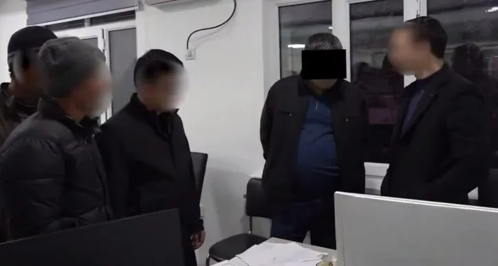 
														
														Sirdaryoda soliqchilar pora bilan ushlandi
														
														