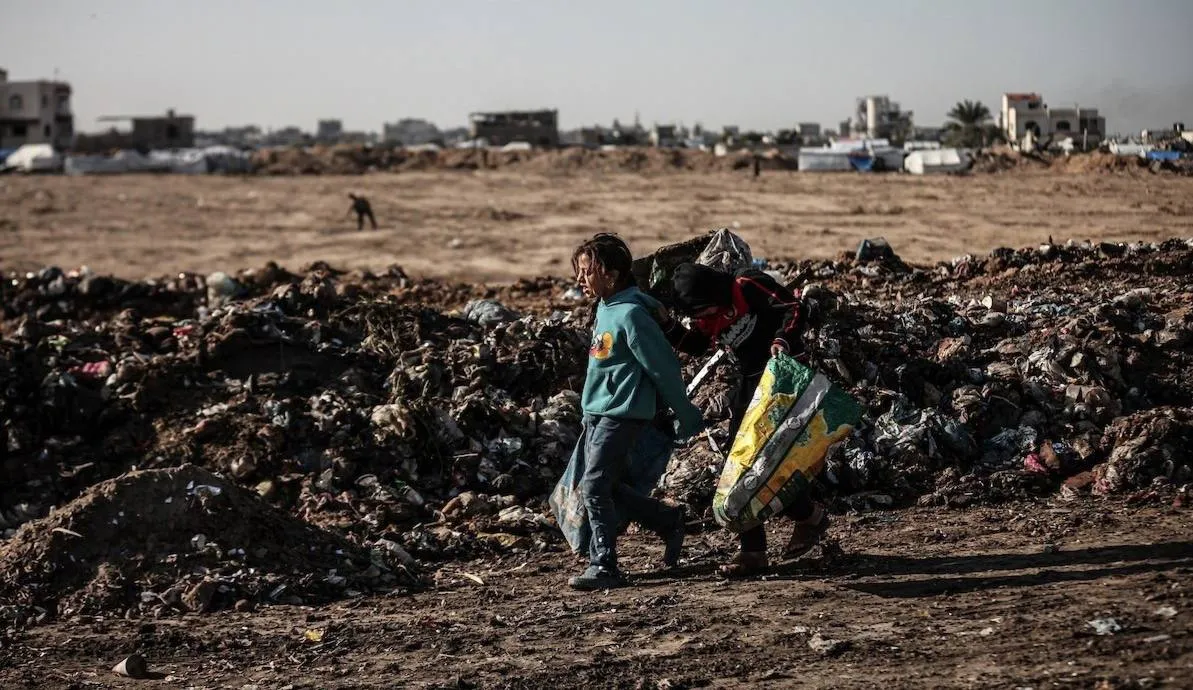 G‘azoda bolalar tirikchilik uchun chiqindi titmoqda