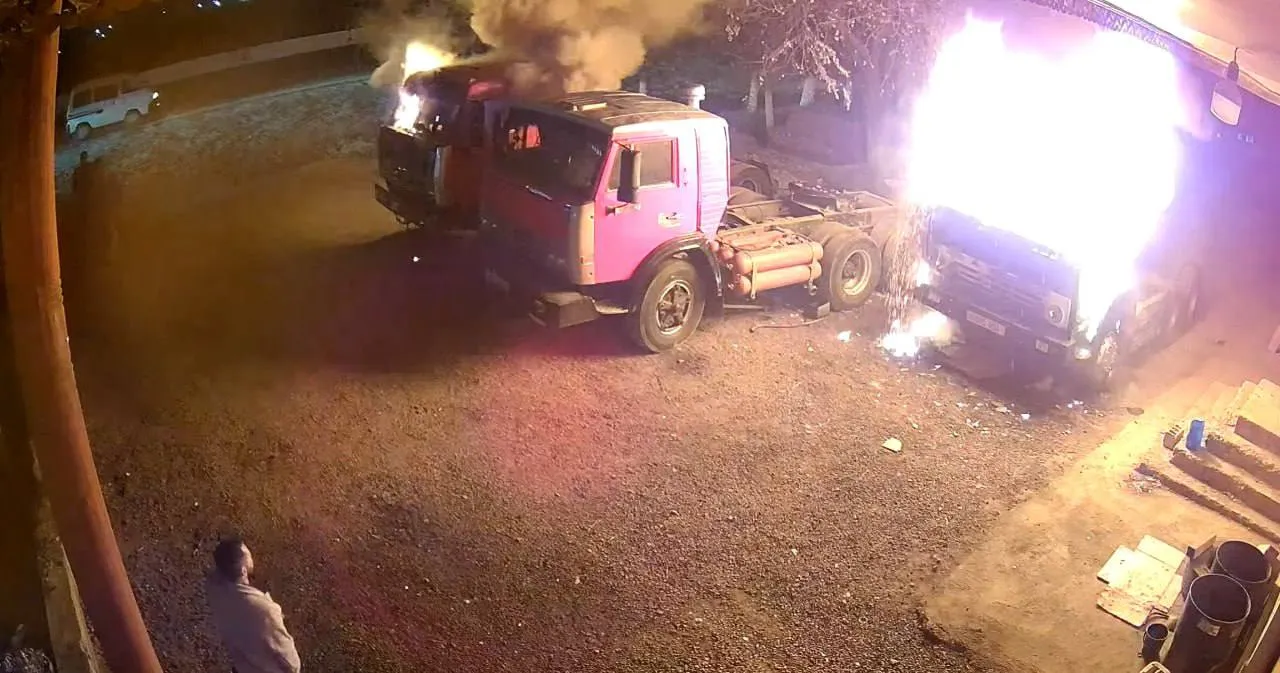 
														
														Samarqandda kelishmovchilik ortidan 3 ta yuk mashinasi yoqib yuborildi
														
														