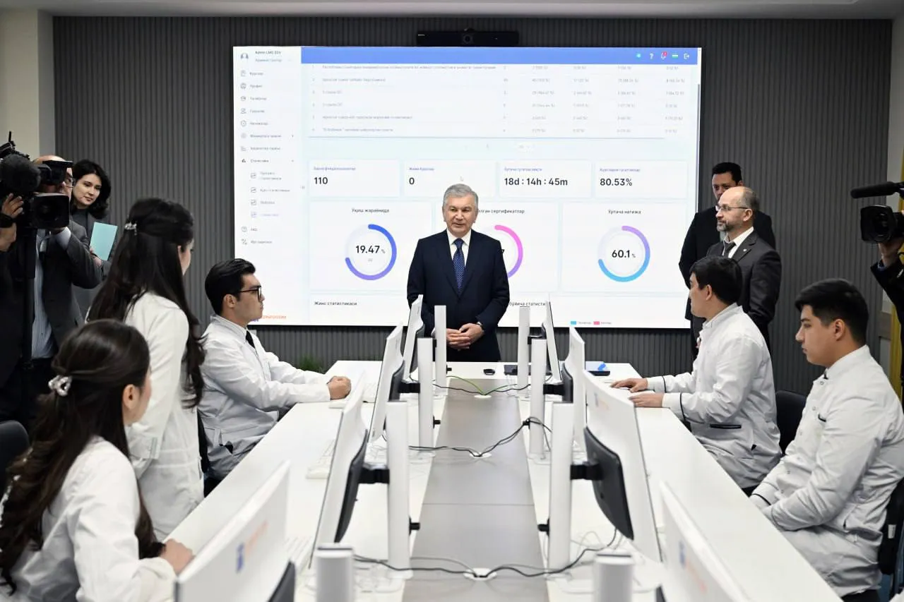 Prezident Shavkat Mirziyoyev yangidan barpo etilgan Jizzax viloyati ko‘p tarmoqli tibbiyot markaziga tashrif buyurdi