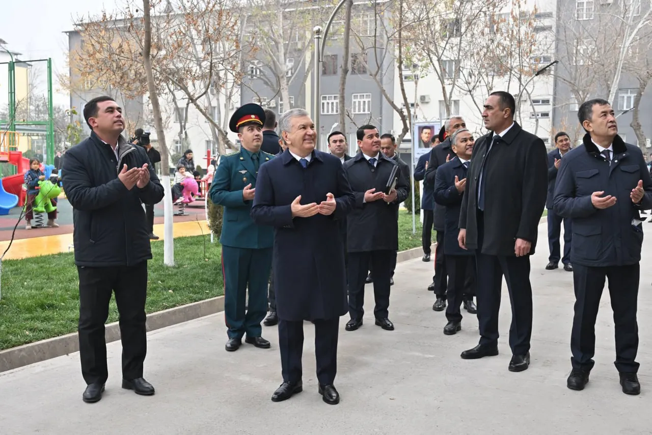 
														
														Президент Гулистондаги маҳаллалардан бирига борди
														
														