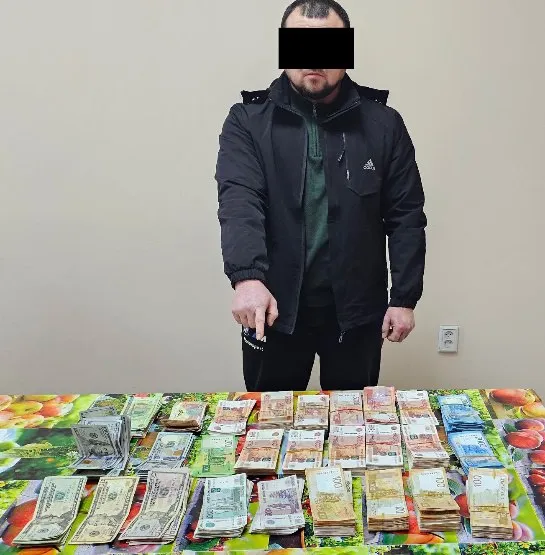 
														
														Qozog‘istonga 5,6 mln rublni “tashmachi” orqali olib o‘tishga uringan shaxs ushlandi
														
														