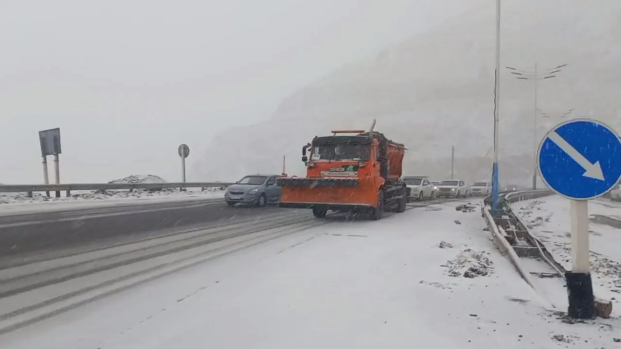 
														
														Qor ko‘chkisi xavfi sababli “Qamchiq” dovoni avtomobillar harakati uchun vaqtincha yopildi
														
														