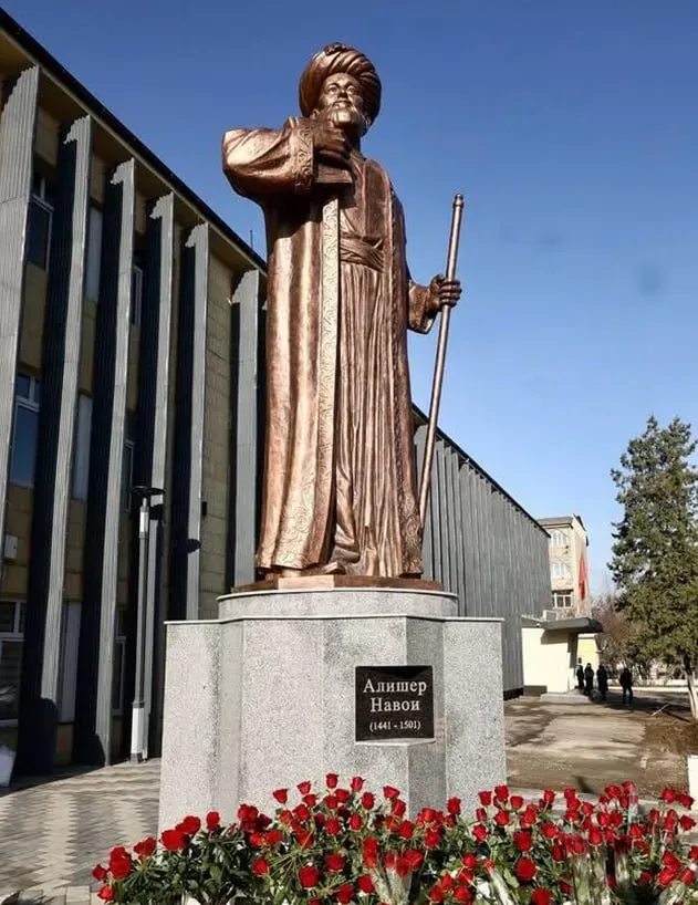 
														
														Ўшда Алишер Навоий ҳайкали ва унинг номи билан аталган шоҳкўча очилди
														
														