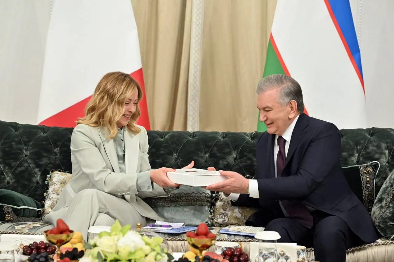 
														
														Италия бош вазири Шавкат Мирзиёев берган совғани аукционда сотолмайдиган бўлди
														
														