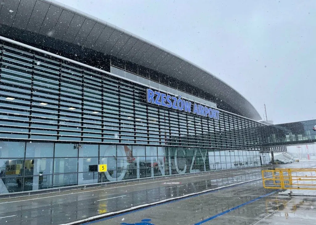 Россиянинг Украинага ҳужумлари ортидан Полша икки аэропортини вақтинча ёпди