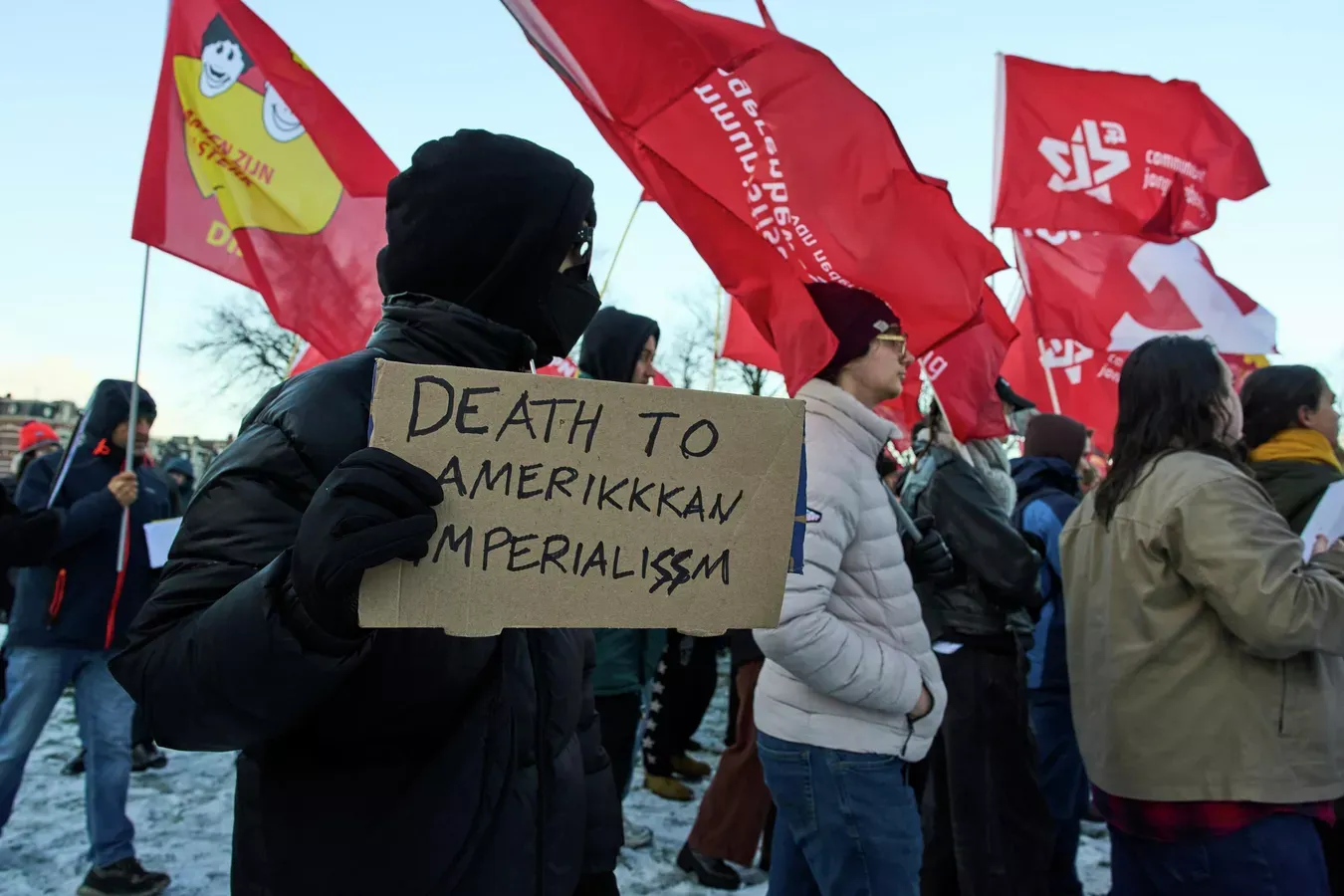 
														
														Amsterdamdagi AQSh konsulligida namoyishchilar Maduroni ozod qilishni talab qilishmoqda
														
														