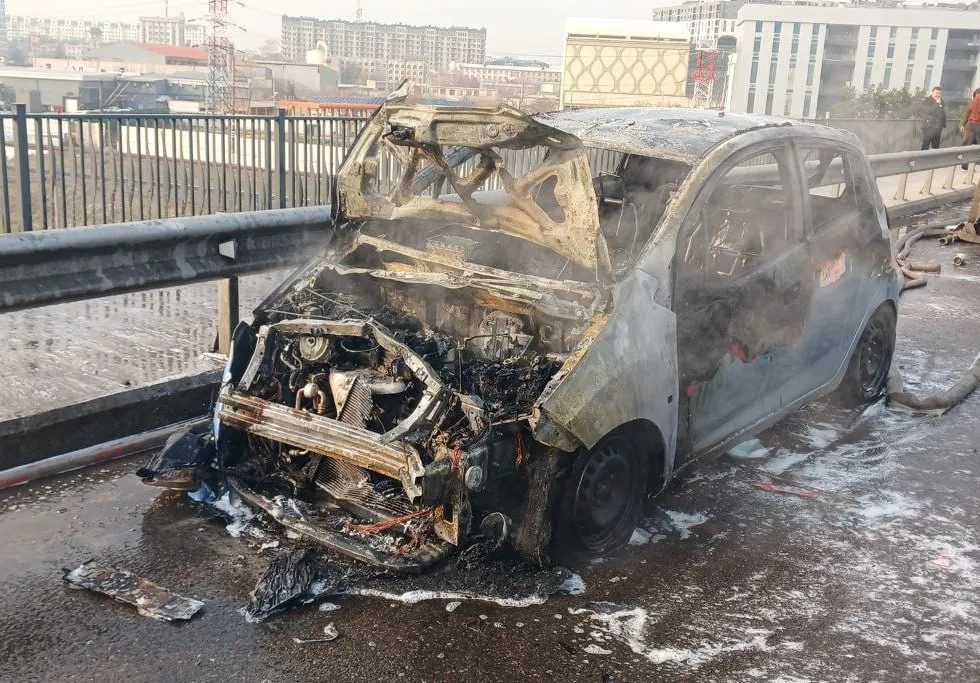 
														
														Yakkasaroyda Spark yonib ketdi
														
														