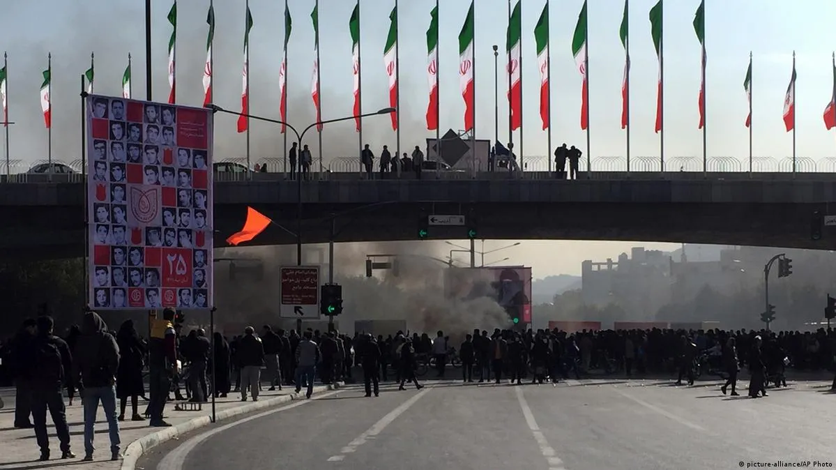 Эронда норозилик намойишлари кенгаймоқда, Абданан шаҳри ҳукумат назоратидан чиқди