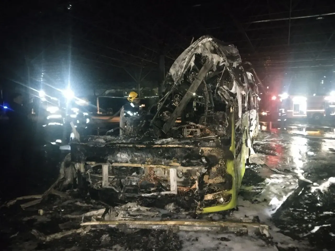 Toshkentdagi avtoparkda to‘xtab turgan avtobus yonib ketdi