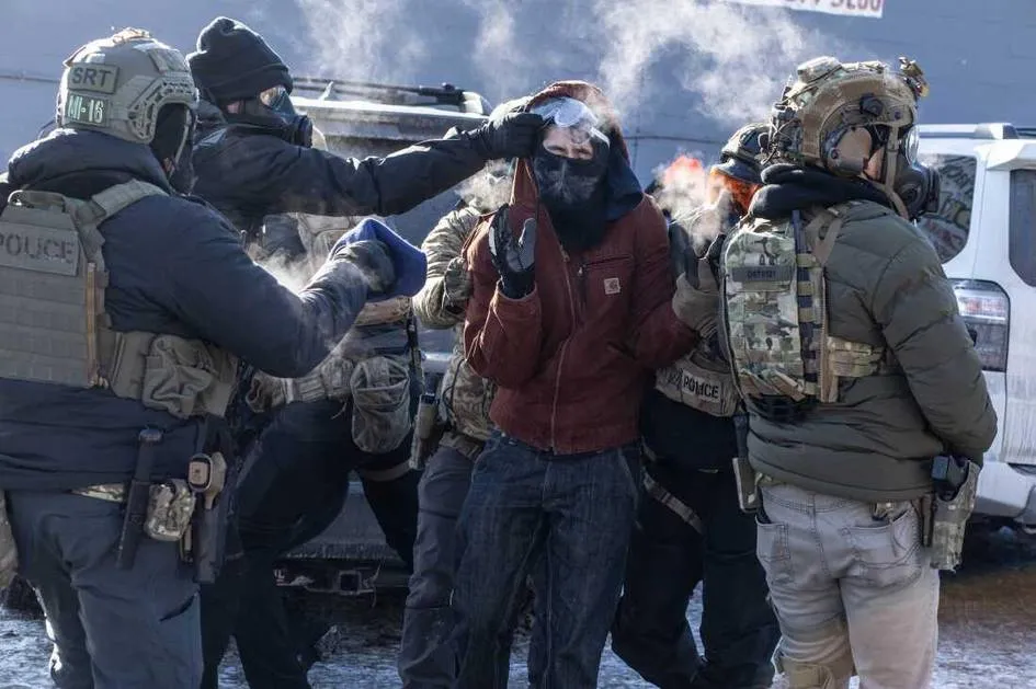 АҚШда 37 ёшли эркак федерал агент томонидан отиб ўлдирилди