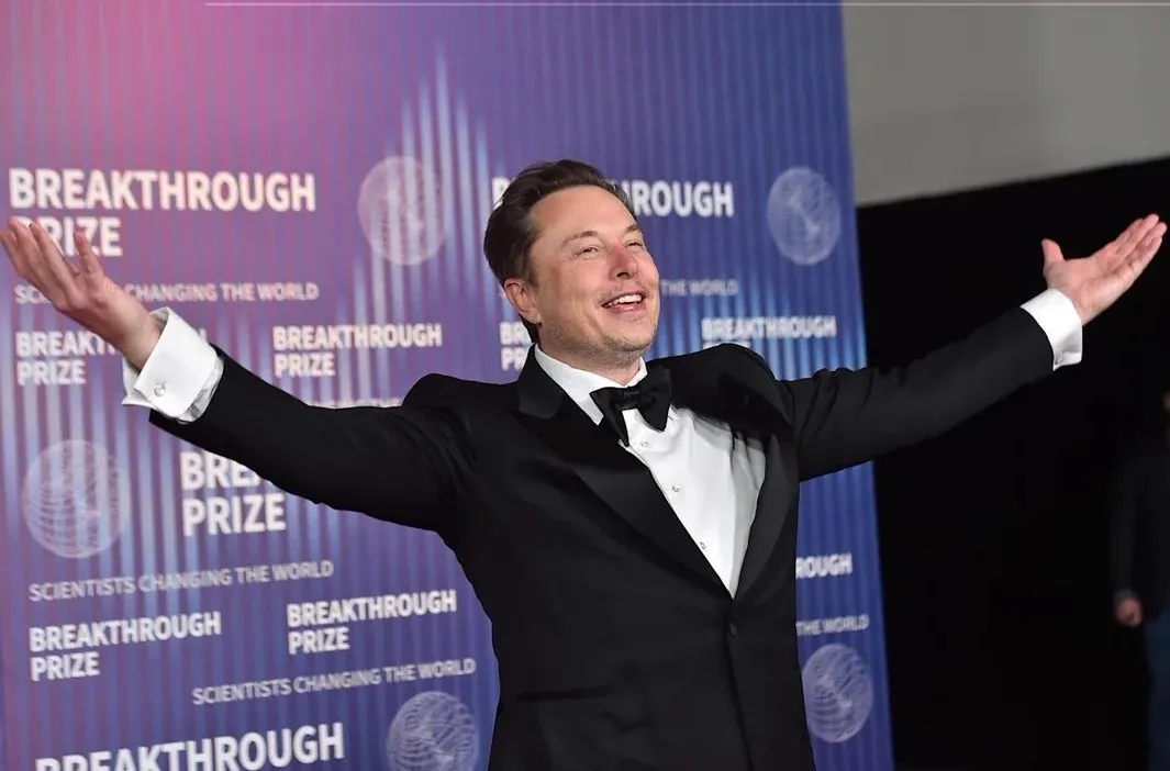 Илон Маск тарихда бойлиги 800 млрд доллардан ошган илк инсонга айланди