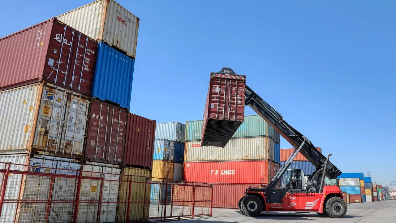 
														
														2025 йилда Ўзбекистон экспортида етакчи давлатлар маълум қилинди
														
														