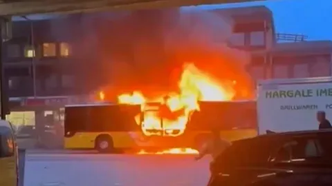 
														
														Shveysariyada avtobus yonib ketishi oqibatida 6 kishi halok bo‘ldi
														
														