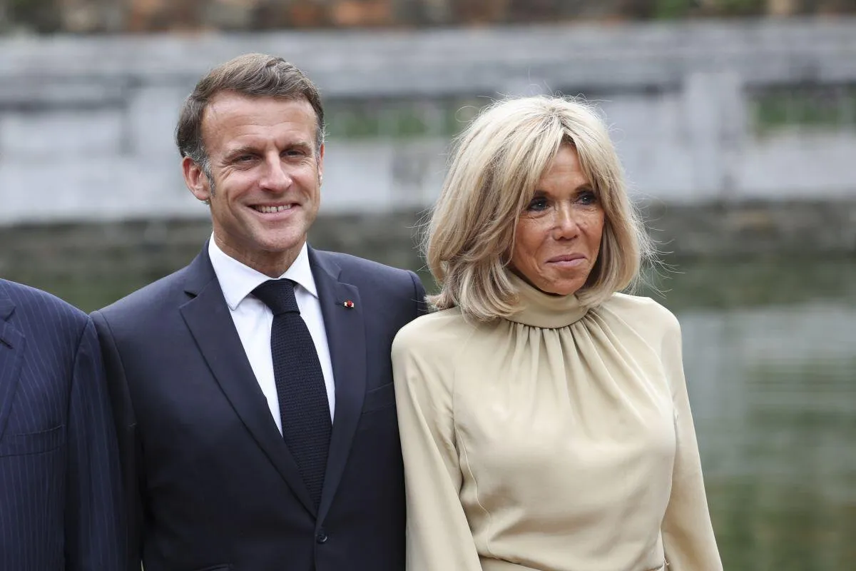 Makronning xotinini “erkak” deganlarga qarshi sud boshlandi