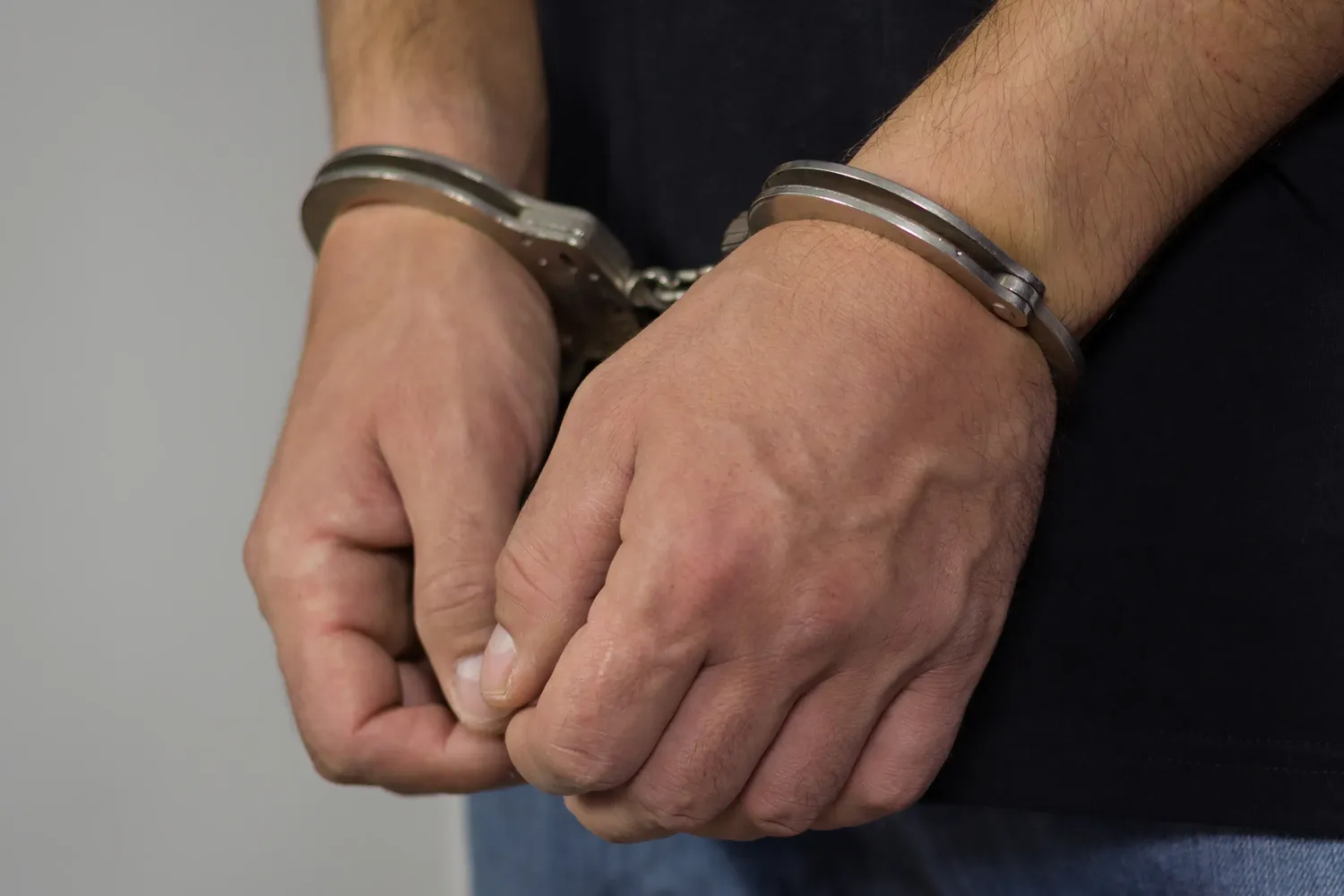 
														
														Қашқадарёда синфдошига шилқимлик қилган йигит қамалди
														
														