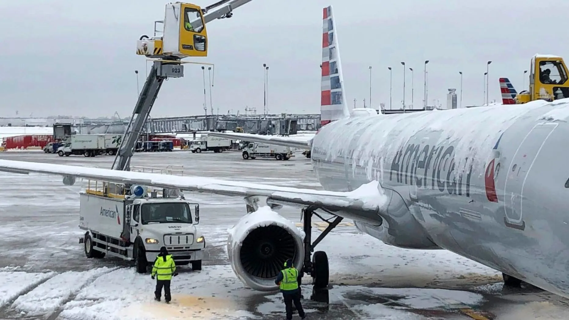 
														
														АҚШда кучли қор бўрони сабаб 11 мингта авиақатнов бекор қилинди, 1 млндан ортиқ уй электрсиз қолди
														
														