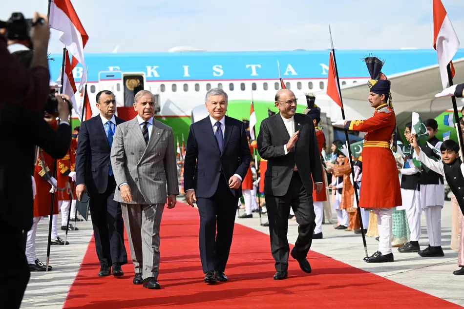 Президент Шавкат Мирзиёев давлат ташрифи билан Исломободга борди