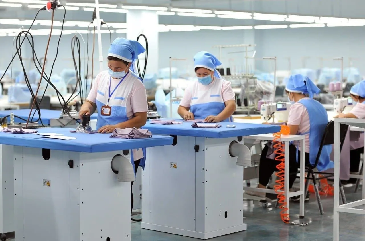 Ўзбекистонда кийим ишлаб чиқаришда етакчи ҳудуд маълум қилинди