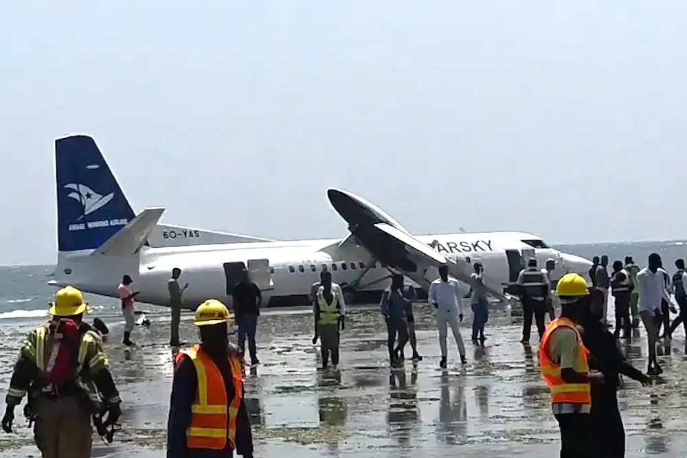 
														
														Somalida bortida 55 kishi bo‘lgan samolyot sohilga favqulodda qo‘ndi
														
														