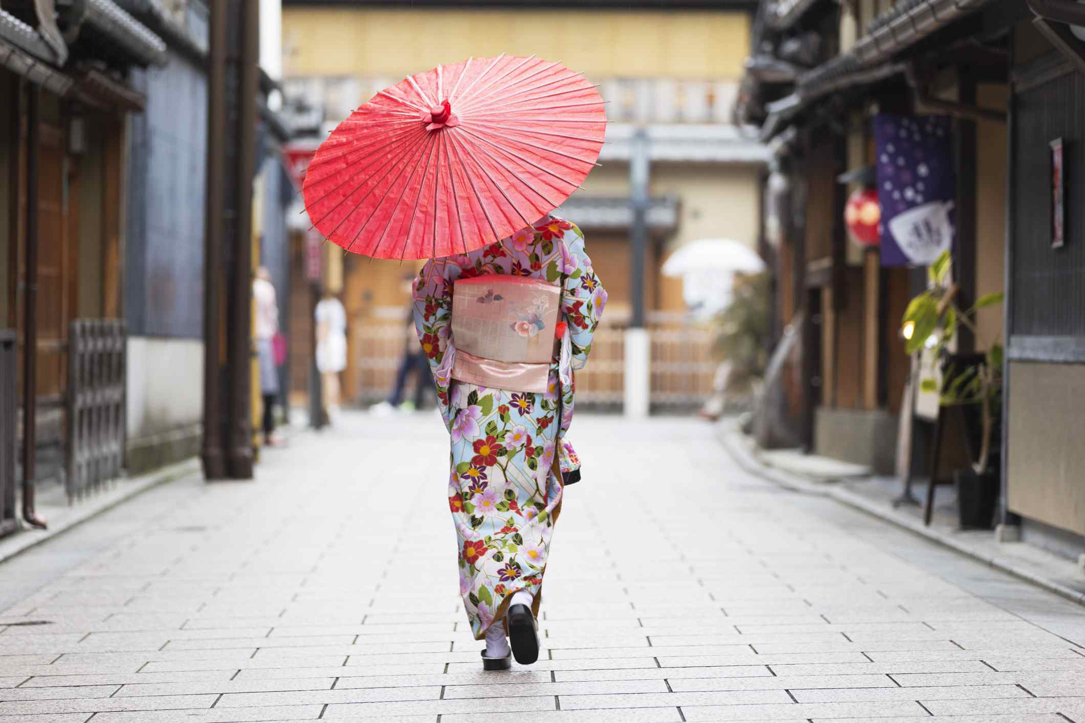 Гейша идет. Киото девушки. Гейша спиной фото. Japan woman Umbrella.